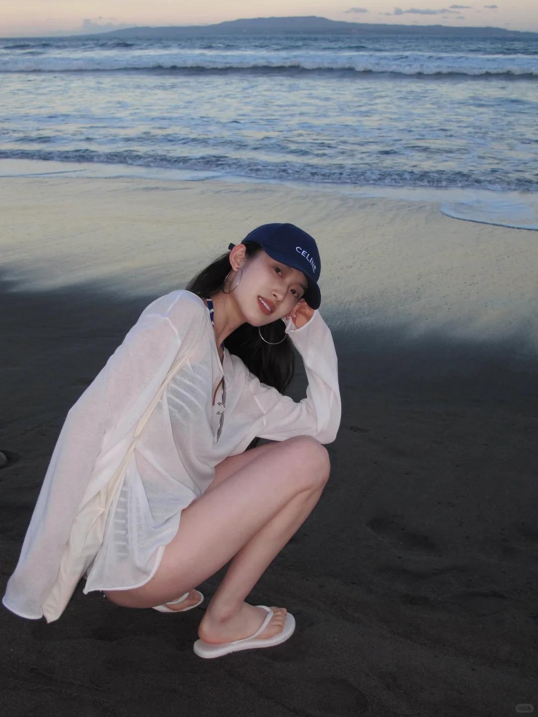 面庞如麦芽糖般甜蜜亲切的女孩，耳朵轮廓小巧如冰纹瓷剪刻的留白，耳郭线条似初生鸢尾