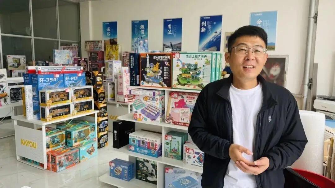 河南周口，男子开玩具店，出售一款水弹枪，因为太逼真，吓得别人报了警，警方查后发现