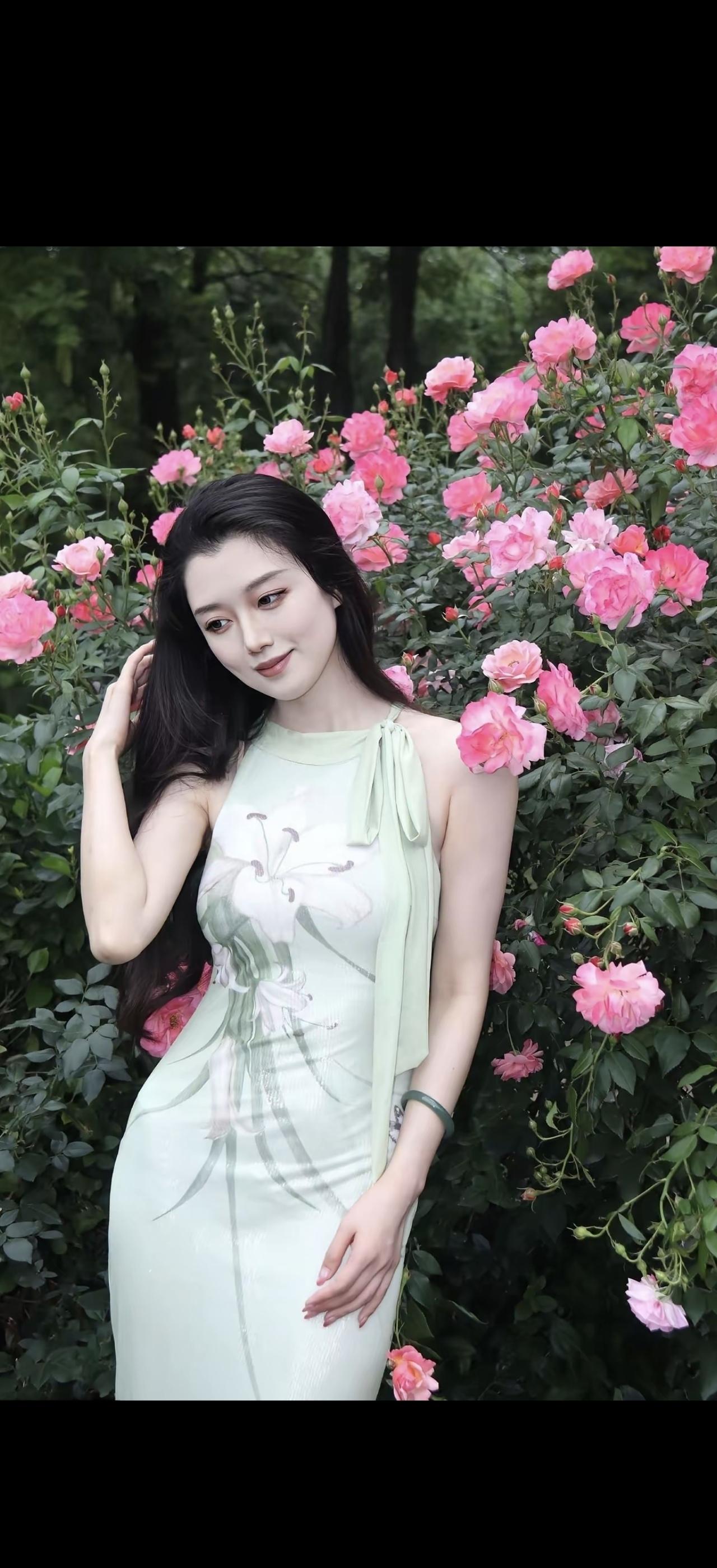 花间美人，笑语如花。