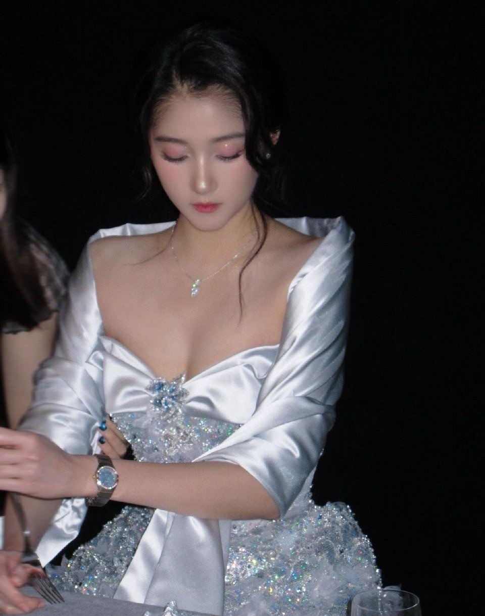 关晓彤银裙造型杀疯了！身材火辣性感妩媚，这还是你认识的“国民闺女”吗？​​​