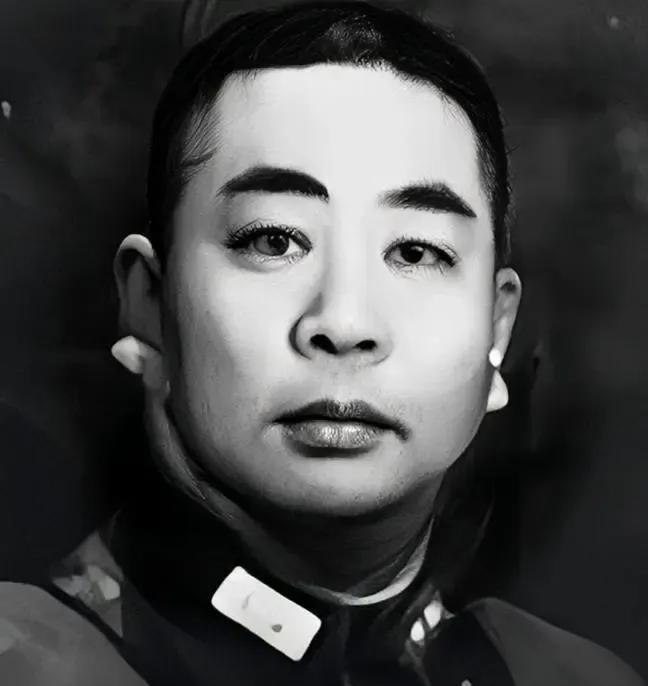 1959年,功德林战犯刘嘉树半夜去直沟解上厕所。当他缓缓蹲下去的时候，他确信厕所