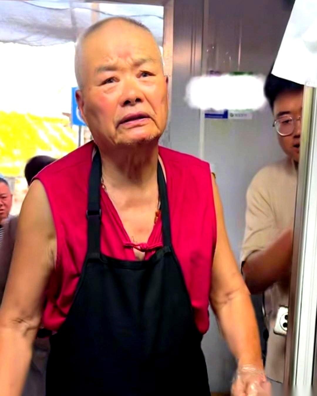 合肥那家卖“盲盒卤菜”的店，突然把价格给亮出来了。就在前几天，大爷还是那套说辞