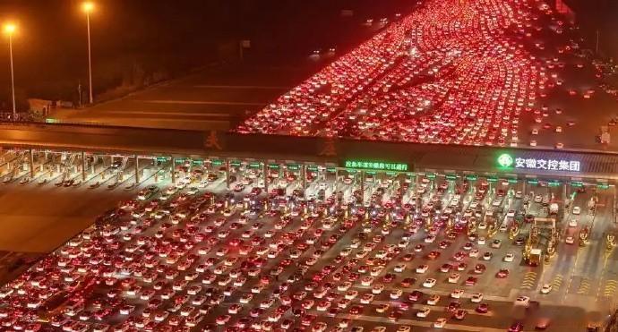 中国最大高速收费站迎返程高峰这场面有点壮观！初六返程，吴庄收费站36车道车流密集