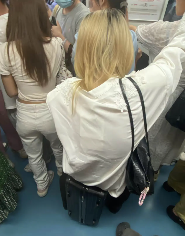 完蛋了有多了一件退货的衣服