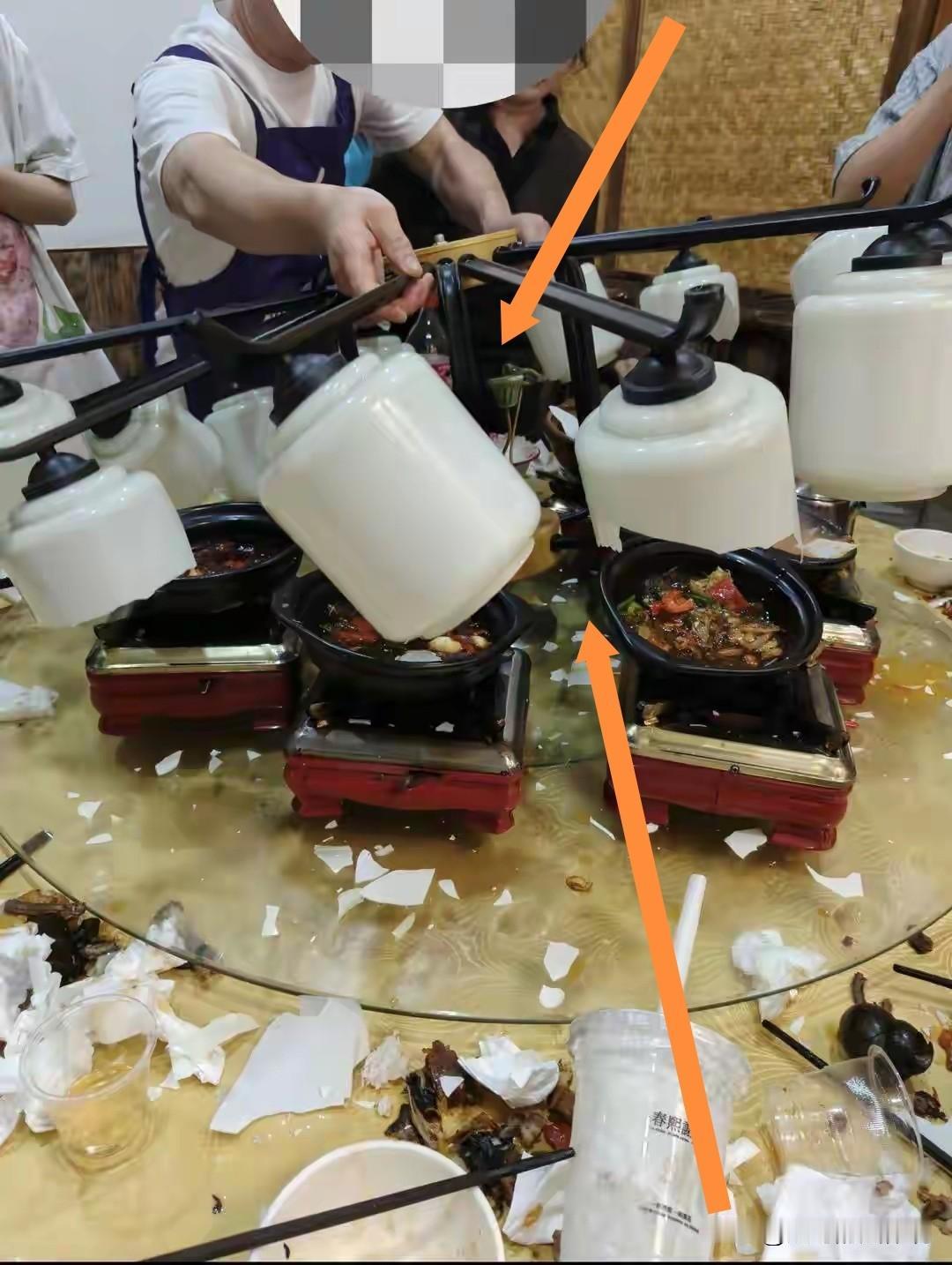 吃顿饭惊心动魄？安徽宁国，一女子和亲友在饭店包间吃饭，不料头顶吊灯突然砸下来，一