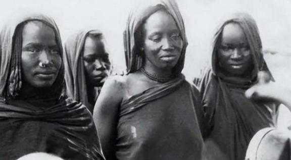 在美国黑奴时朝，南方农场主喜欢用女黑奴来招待客人，而且这是一项传统。结果，这些女