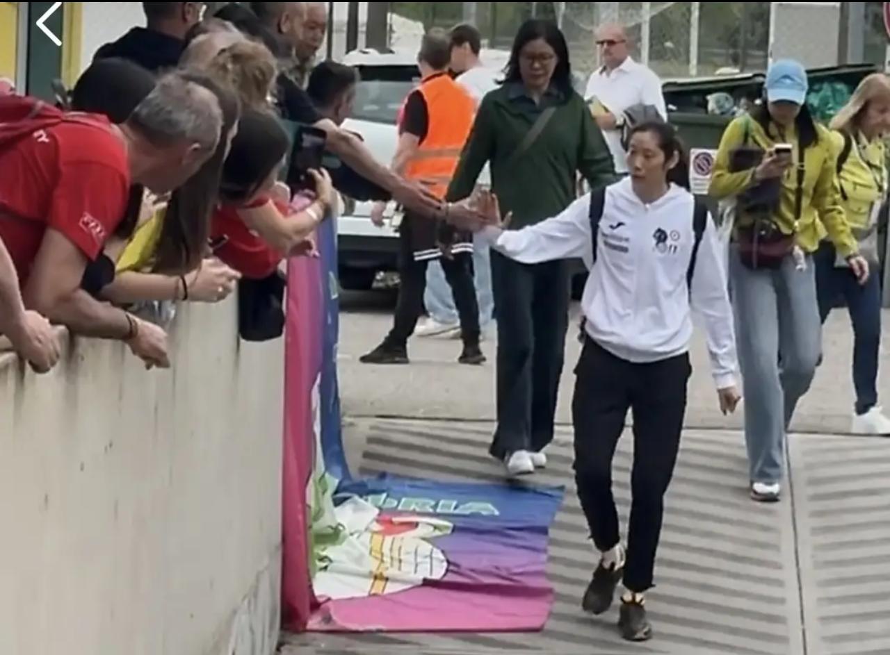 郎平又来意大利看朱婷比赛了：真是当作“亲闺女”啊比赛结束时，郎平和朱婷，还有姚