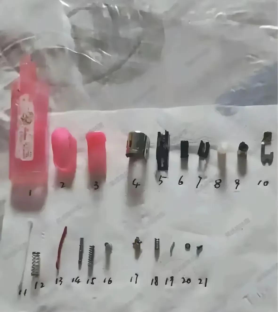 一个小小的打火机就这么多零件而且才卖几毛钱一个。真想不明白是怎么赚钱的