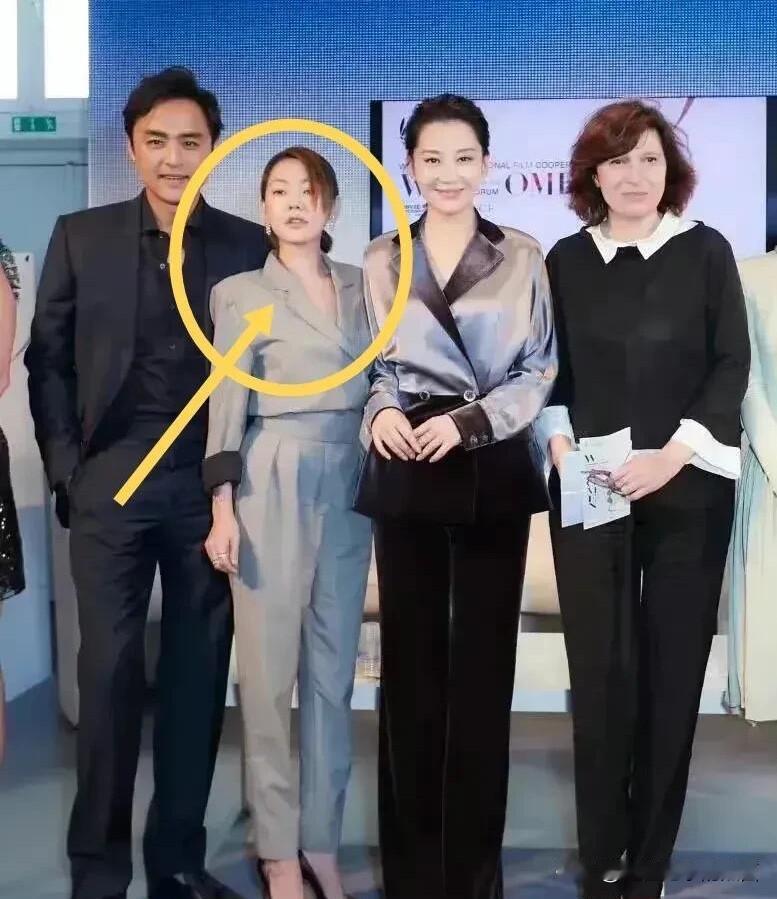果然气质不是装出来的，你看旁边的许晴，她只是站着什么都不做，却给人眼前一亮的感觉
