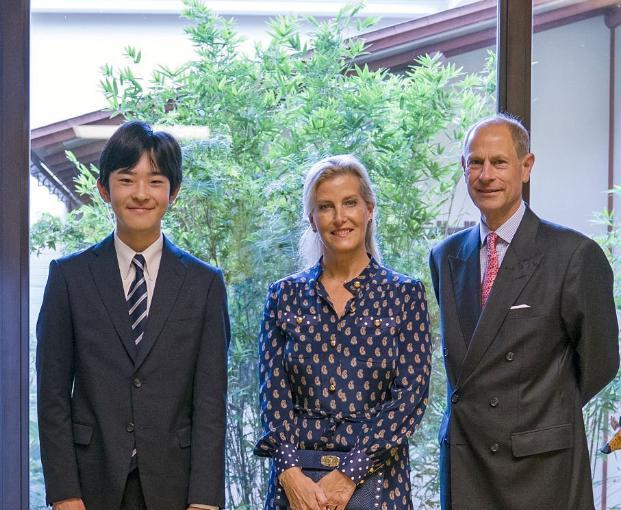 泥瓦匠开工了，秋筱宫悠仁亲王原来的锅盖发型挺可爱的，如今换成了和父亲一样的中分发