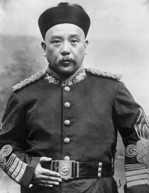 据袁世凯贴身侍卫陶树德回忆：袁世凯每天5点起床后，先喝鸡汤、牛肉汤开胃；7点左右