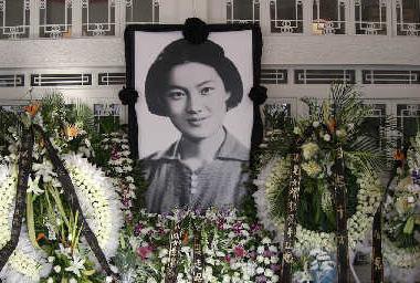 “一代名媛”章含之葬礼上，一张罕见的留影，这张照片拍摄于2008年1月27日晚间