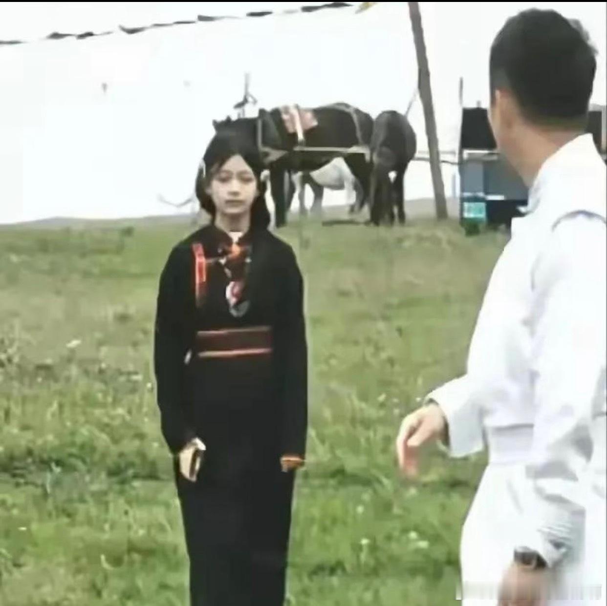 汪希玥这张照片堪称草原神图，这完全就是故人之姿。她的五官和神韵仿佛让人瞬间回到了