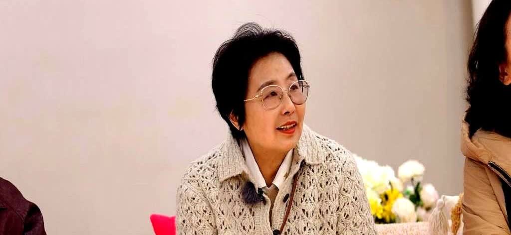 真没想到交换母女这个环节中，程潇和黄圣依妈妈邓传理这对新母女是最欢乐的，程潇竟然