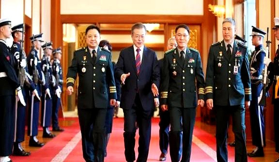 李在明刚坐上总统宝座，就干了一件让“挺尹派”跳脚的事，把前陆军大将黄仁权扶上警卫