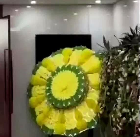 杨少华老爷子的葬礼上出了两件挺有意思的事儿，让人忍不住咂摸，一是赵本山送