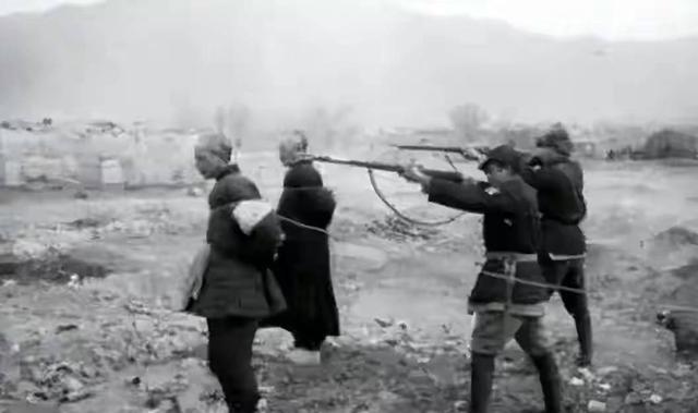 1946年除夕夜，一群女护士们以“吃药”之名，将毒药喂进解放军伤员口中，凌晨，4