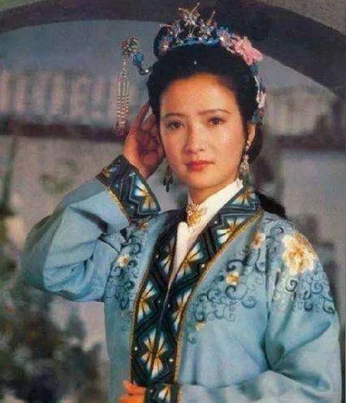 演遍四大名著的大美女何晴去世了！她才六十一岁，太年轻了，真是人生无常，红颜易老。