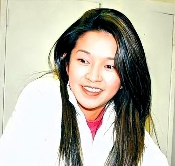叶静子是开国元帅叶剑英的孙女，父亲是叶选宁（中将），出身底蕴深厚的红色世家。她容