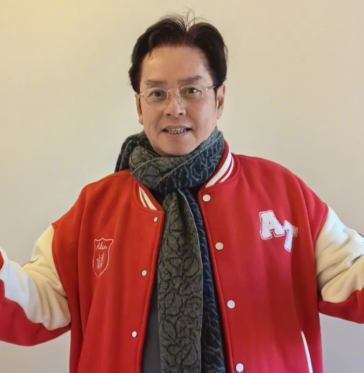 主持人问谭咏麟:“如果你不做明星，你的生活会怎么样？”谭咏麟说:“就算不做明星，我也衣食无忧，我有很