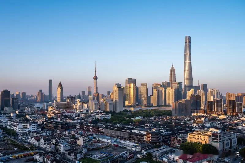 现在上海楼市特别有意思。二手房挂牌价很高，但实际上去和房东谈的时候，降价还是挺