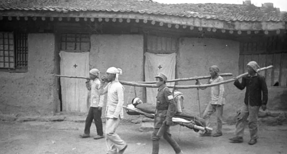 1945年，八路军卫生队长张明被敌人吊起来打，他却紧咬牙关什么也不说。鬼子累了命