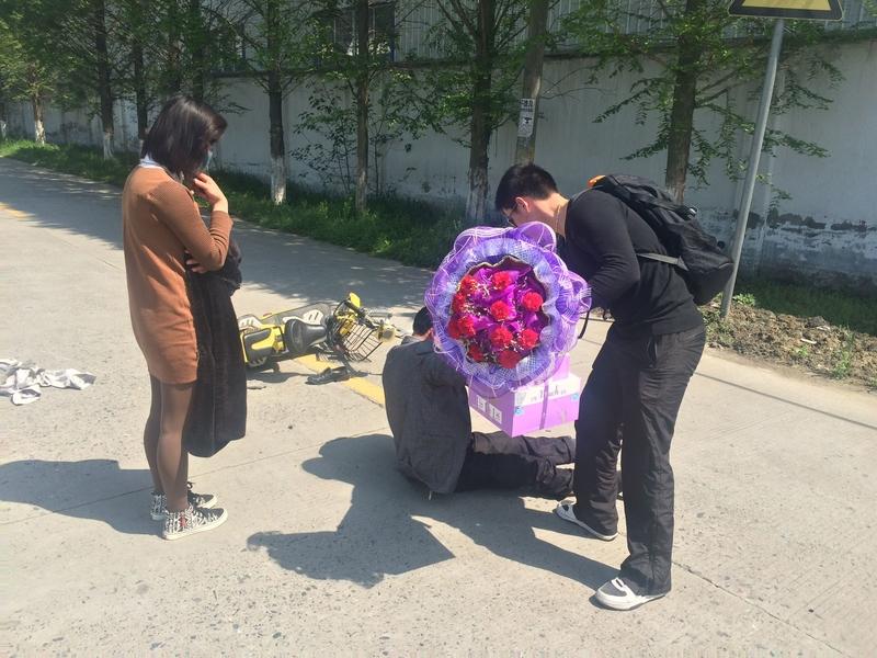 标题：扎心！30岁男子没买车，过年父母不愿出门拜年：怕被亲戚笑话没面子马上