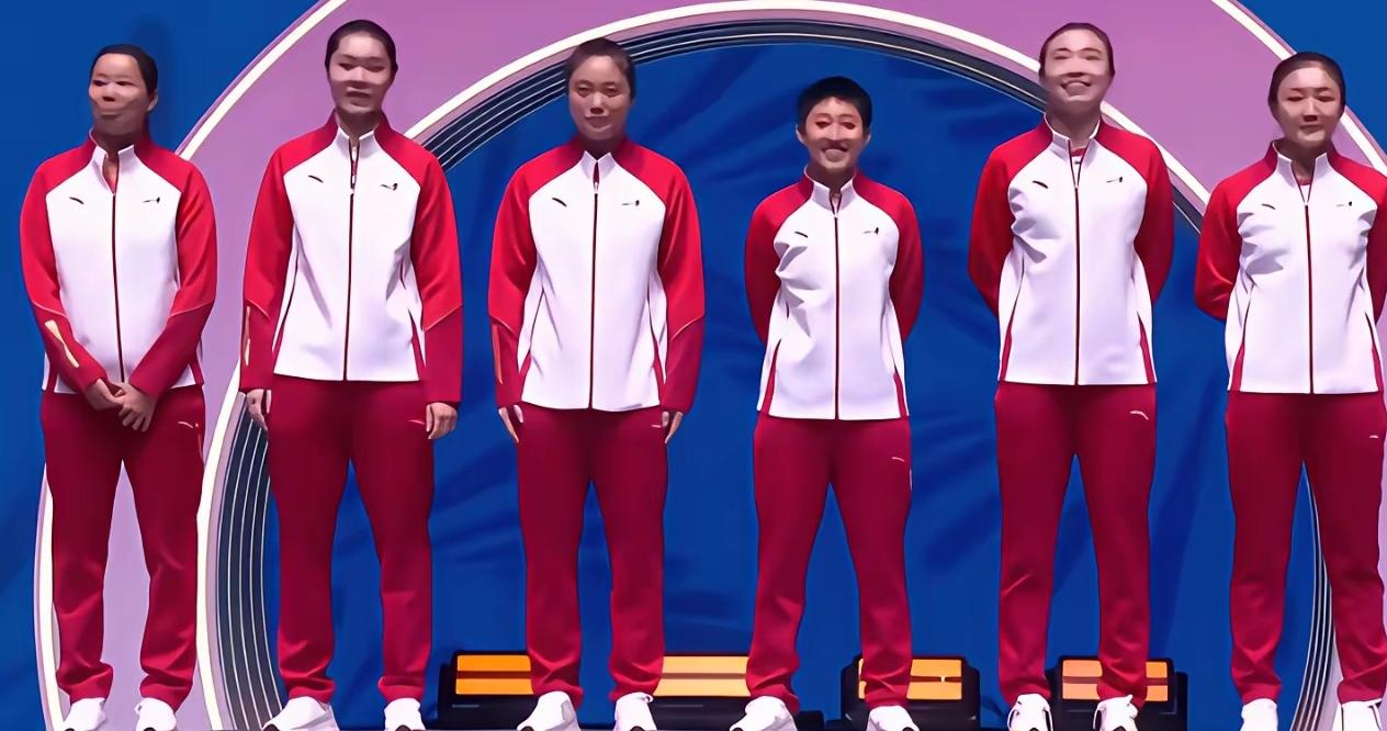 哈哈哈，领奖台上，小不点范思琦站在C位，原来，她是队伍里长得最矮最小的妹妹，赛中