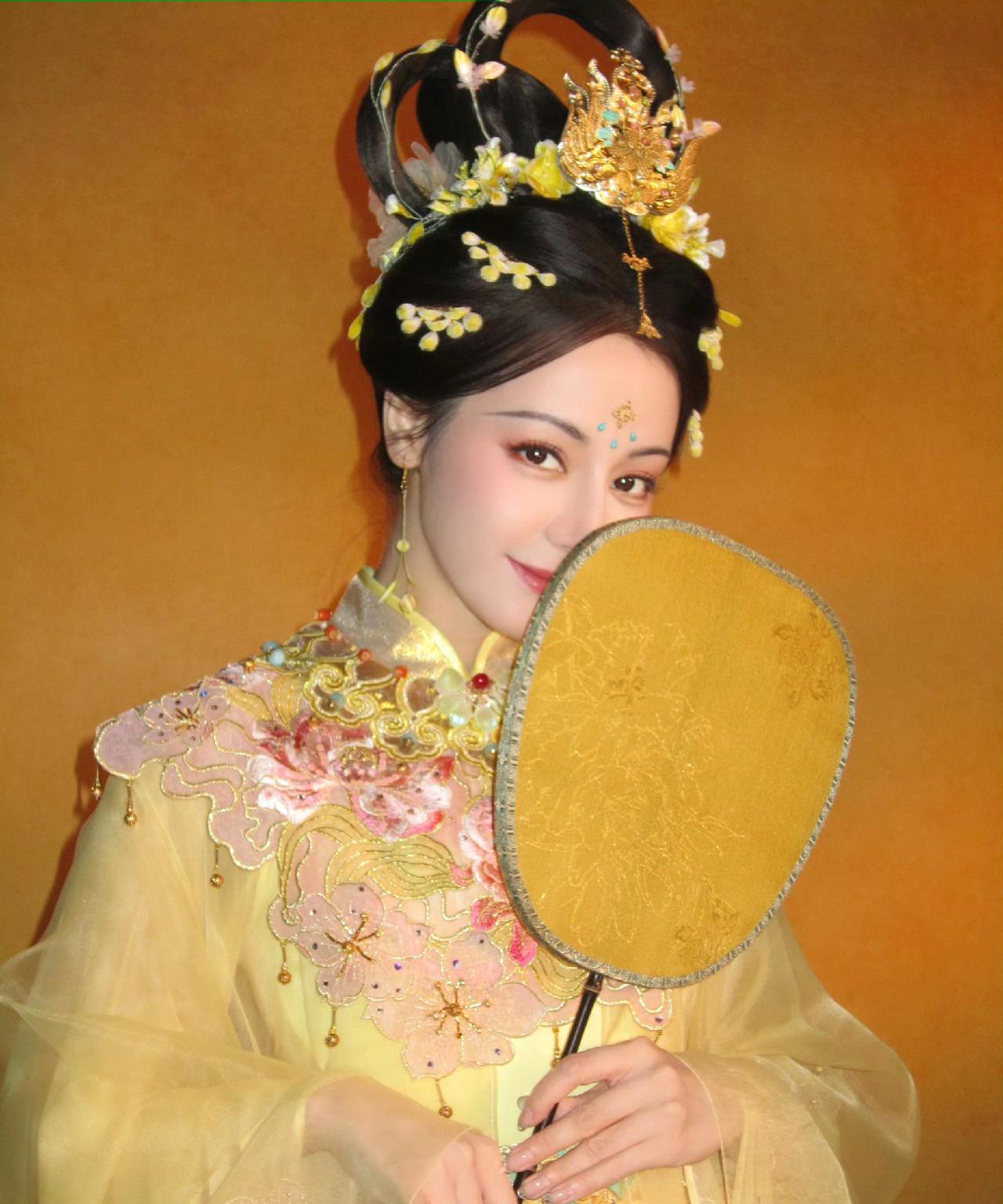 本来以为迪丽热巴现代装已经够好看了，没想到Cos嫦娥更好看。造型师看一下，她