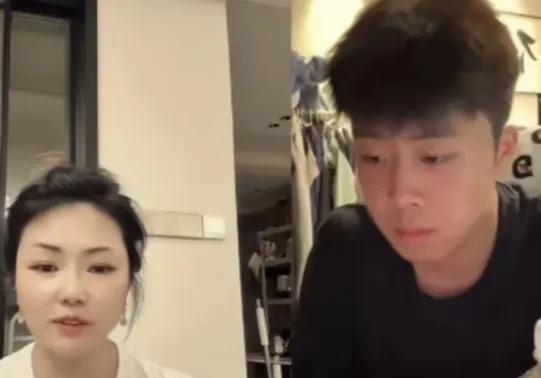 罗姣咋学会草帽姐贩卖家庭隐私了偶尔刷到直播间罗姣连麦儿子的视频，觉得她越来越像