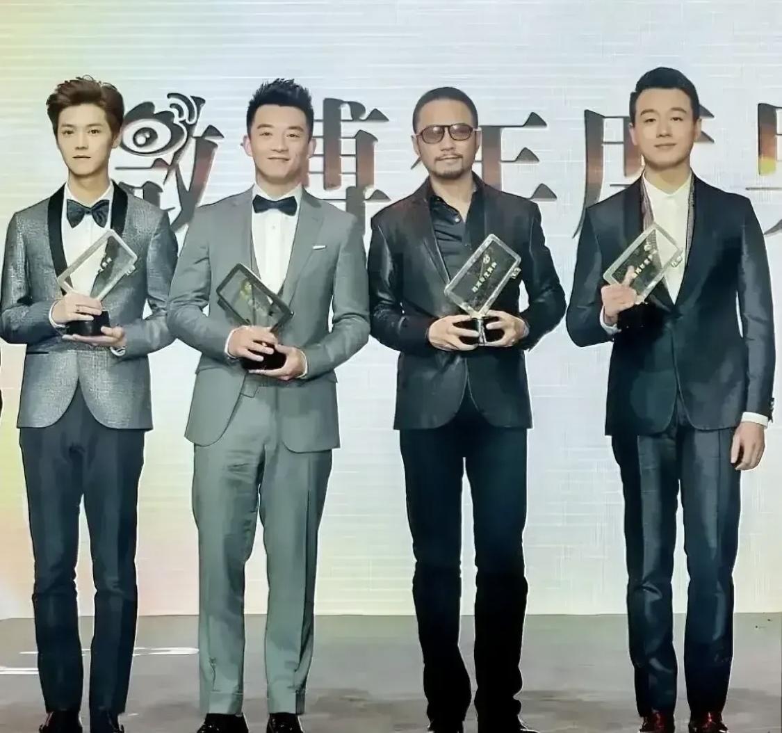 4位男神手持奖杯同框：佟大为高大修伟，朗目疏眉；郑恺西装革履，笑容可掬；鹿晗目光