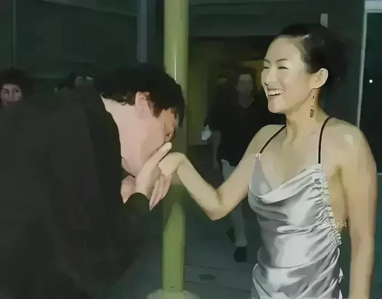 2004年美国洛杉矶，年轻时的章子怡和一个外国帅哥的合影，那时的章子怡身材摇曳生