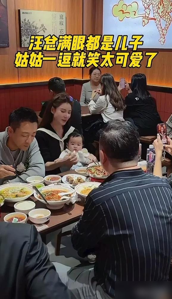 汪小菲抱着不满周岁的儿子进后厨，马筱梅在一旁试菜，麻六记新店里一家三口没避人。这画面搁三年前你敢想？