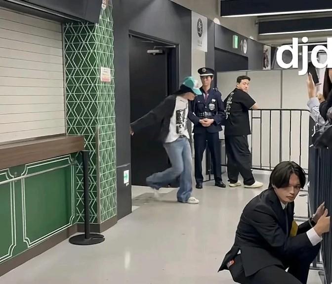5月10号那天，权志龙在东京办了他的演唱会。演出一完，他走下台通过通道往外走