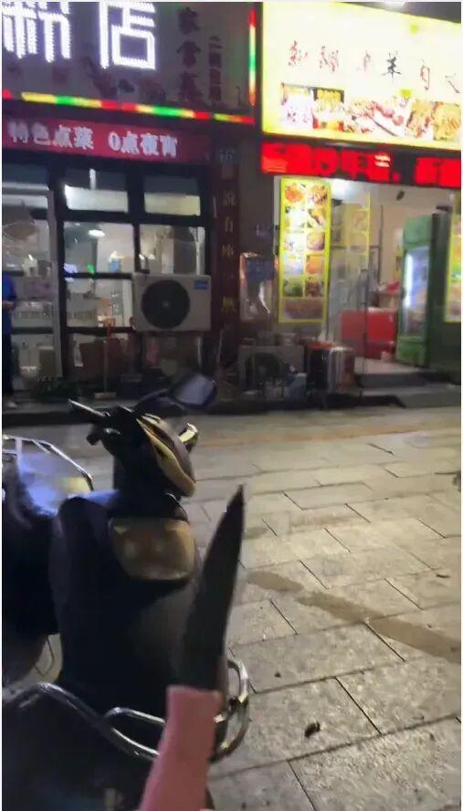 9月22日晚上7点多，湖南宁乡市一名36岁的粉店女老板在店门口打电话，一把约20