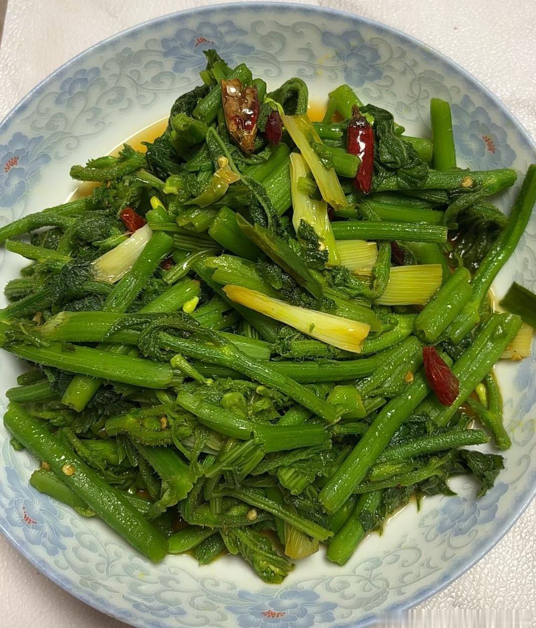 我妈越是想留我，我越想逃。刚带孩子在重庆玩了四天，回来路过她那儿，她扒着车门