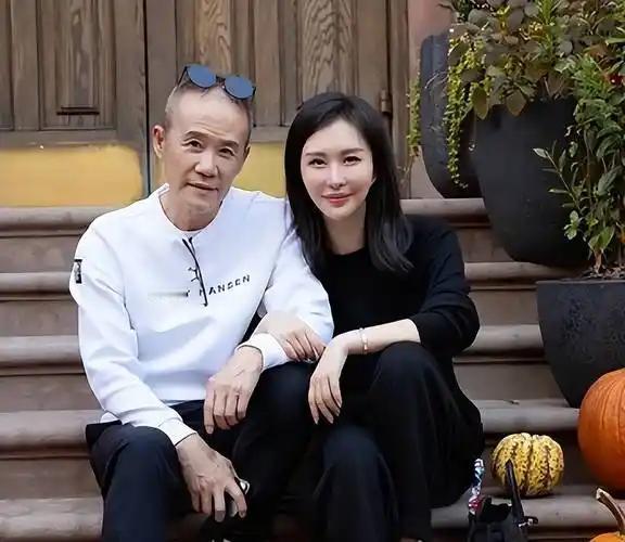 一位年逾半百的地产大亨说：“女人在未被征服前，往往表现得高冷、挑剔、爱发脾气，让