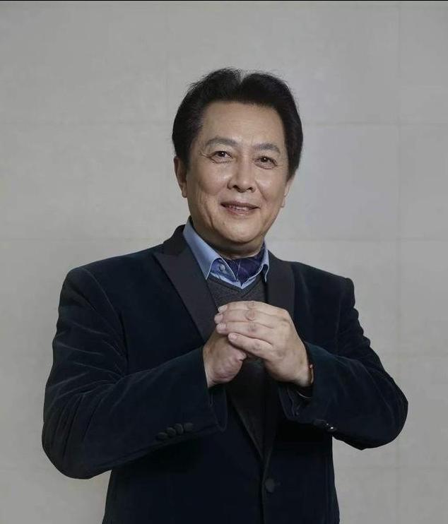 1990年除夕夜，唐国强的妻子洗完澡化完妆，穿上一身新衣，用一根绳子结束了自己的