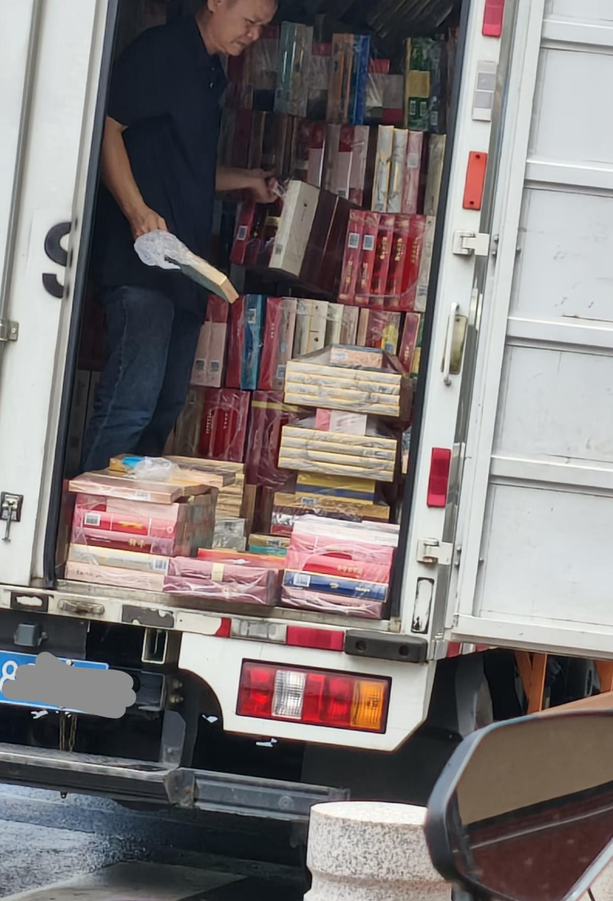 不知道为啥，烟草公司物流独爱依维柯，车窗全部封上，内面什么也看不到。收货的要签