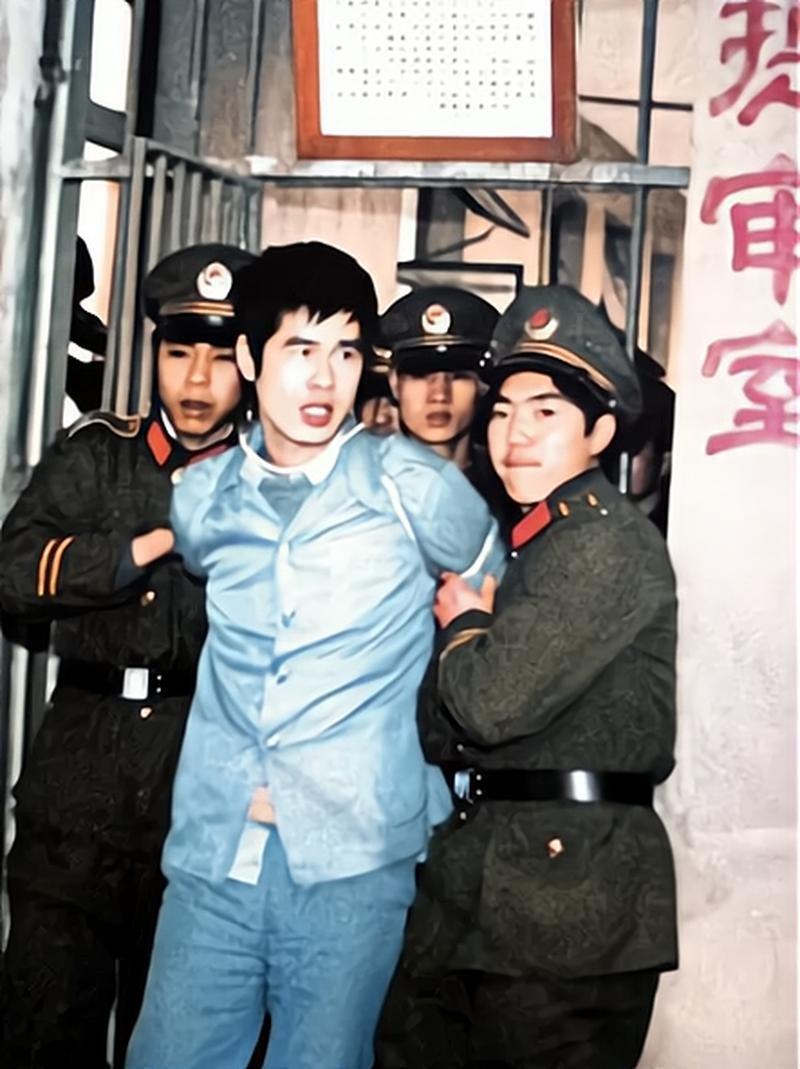 1950年，长沙一个强奸犯即将被枪决，他突然喊道：我知道20年前6名红军是谁杀的