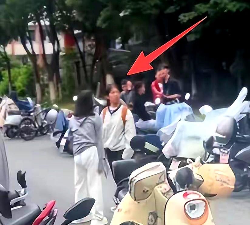 南昌母女忘带准考证后续来了，母亲准点送到了考场。妈妈把准考证送到了，可女儿却没