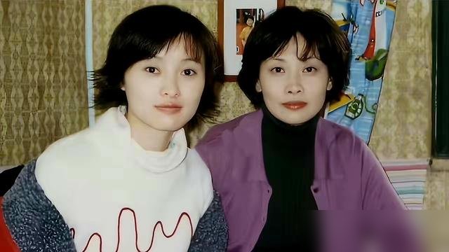 吴越她妈这张70年代的老照片，直接把美颜滤镜干碎了。没修图，没打光，就一件素布衣裳，头发随便一挽，五