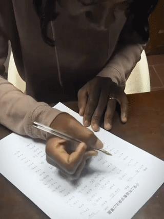 一名黑人留学生挑战做中国小学二年级数学题？他最后用了很长一段时间才把题都做完了
