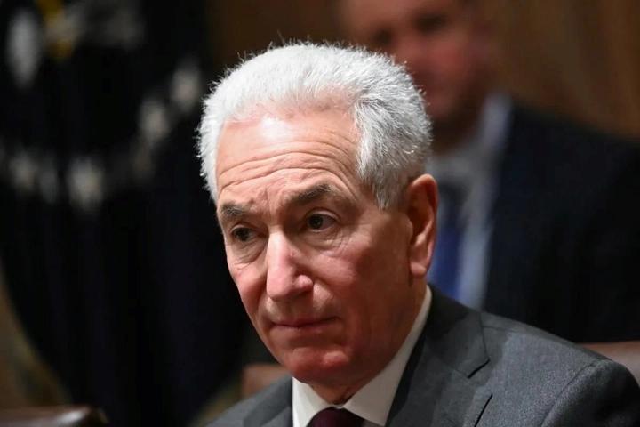 盟友变冤家！美国大使傲慢缺席，法国用最狠方式找回尊严。当地时间2月23日