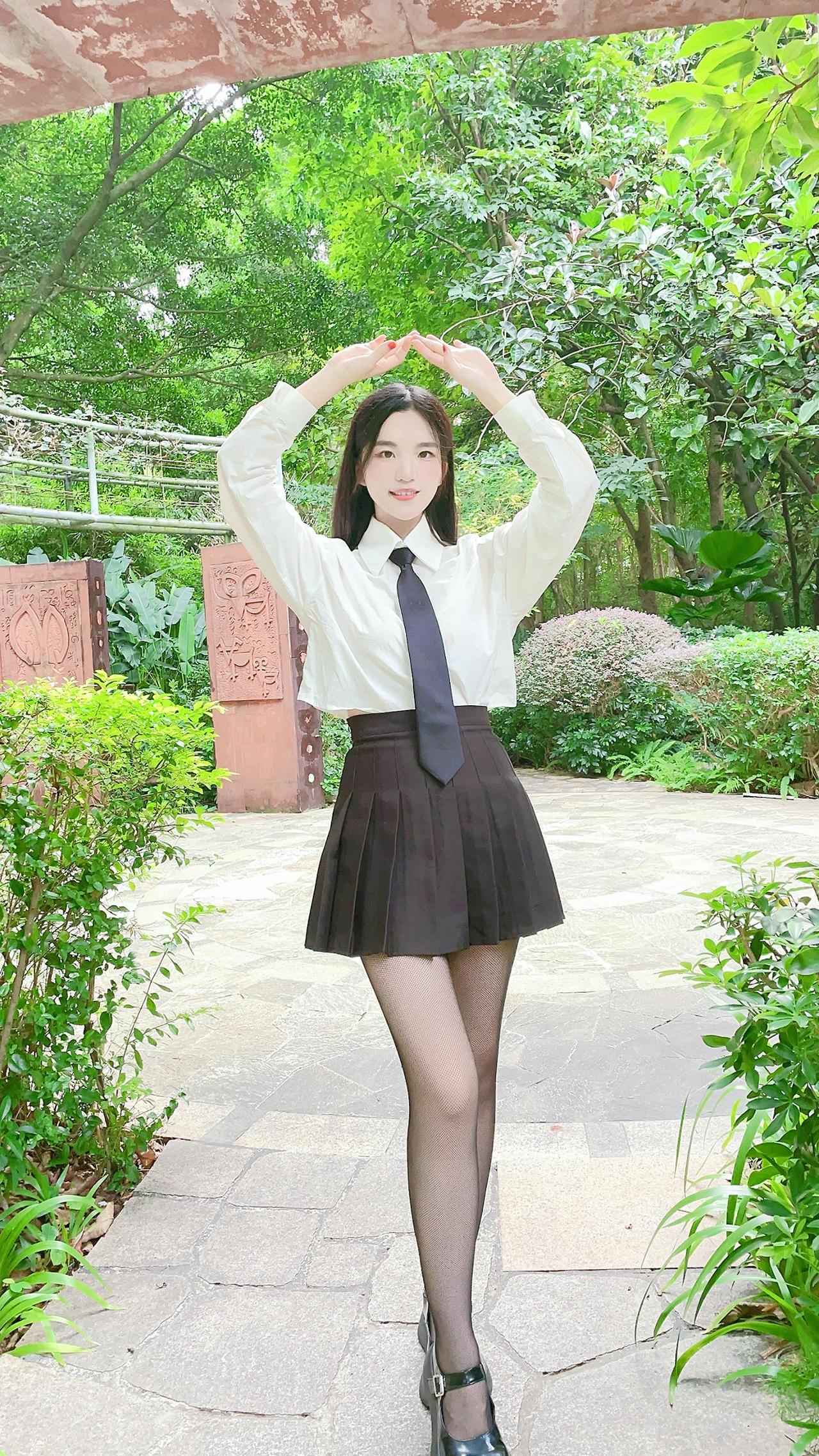 每天不忘一件事，就是贩卖美丽。毕竟，漂亮的是你，好看的是你，被别人羡慕的还是你。