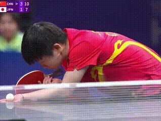 “越难越稳”是成长的标记。孙颖莎的沉稳是在赛场上一次次的打磨中，慢慢沉淀下来的定