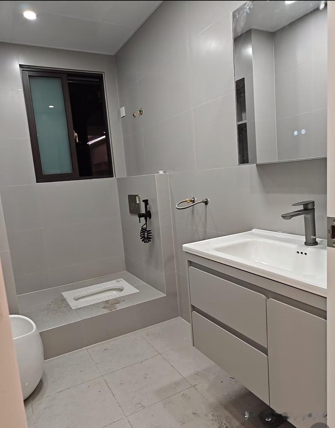 终于装完，不要选灰色瓷砖，像出租房😭，当时想着耐脏，没选白色，现在买花洒都不