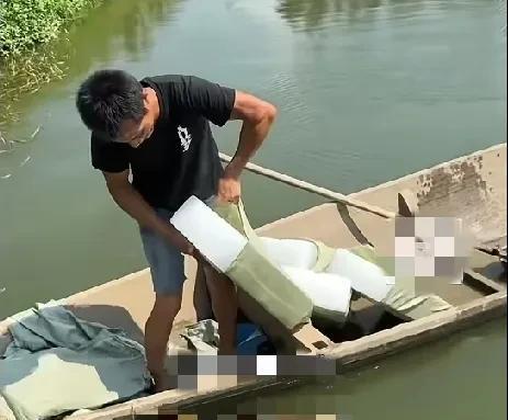 7月11日，湖南岳阳一养鲈鱼的男子，面对高温天气鲈鱼热应激，男子每天无奈地往承包