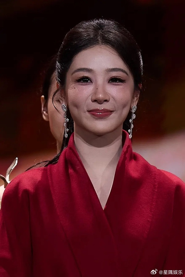 杨紫和迪丽热巴谁更适合红色？​​​
