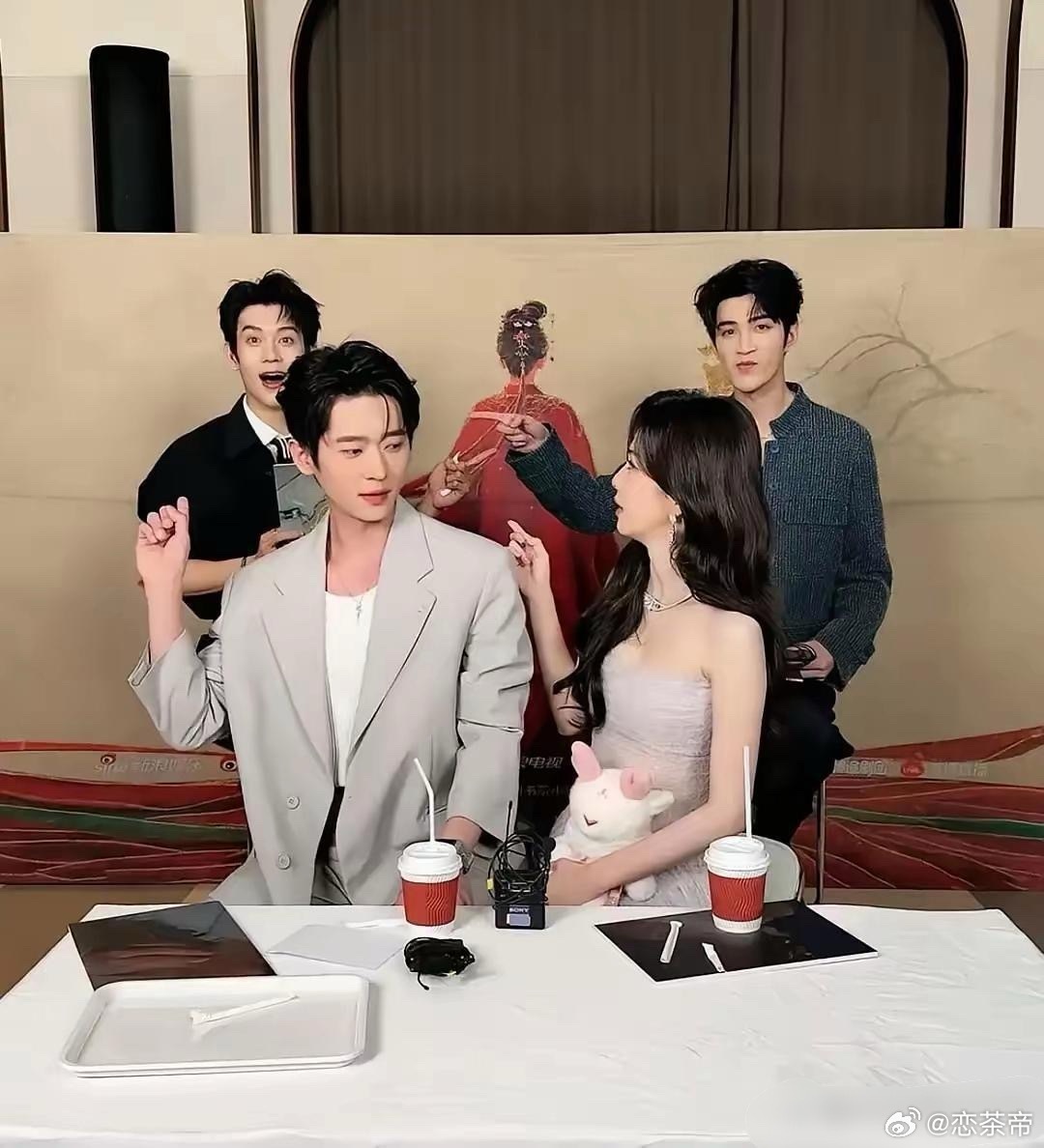 白鹿在直播里往丞磊那边靠了两次，丞磊当场起身，调了两回座位，膝盖死死别着外头，一